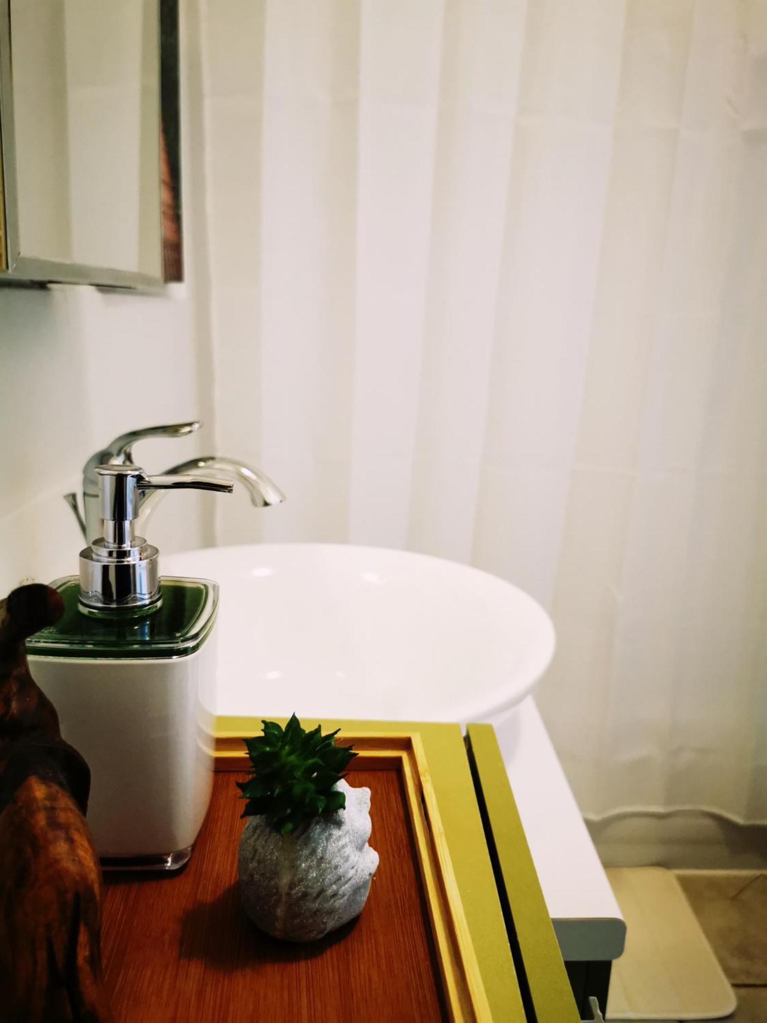 Plush 2 Bedroom Unit 5Min Downtown Off Wellington Монреаль Экстерьер фото